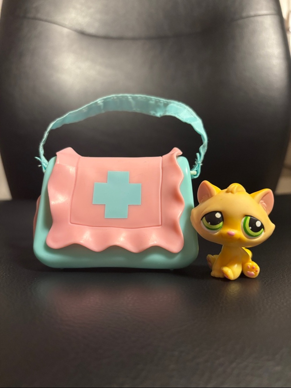 Littlest Pet Shop LPS #94 Yellow Tabby Cat with Medical Carrying Case / Carrier